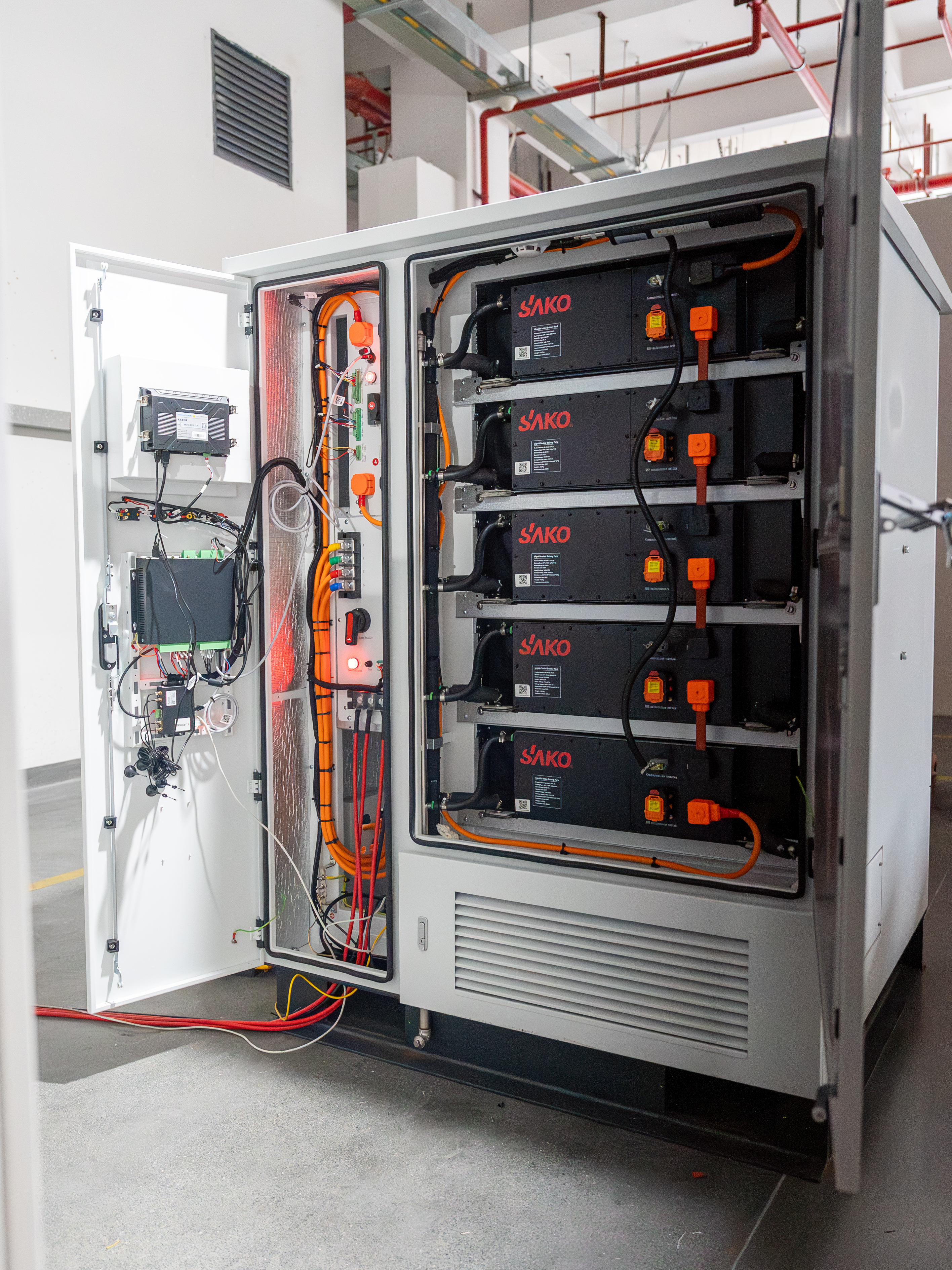 C&I Sako ESS: inverter 125kW-H1P3 & LiFePO4 261kW*h