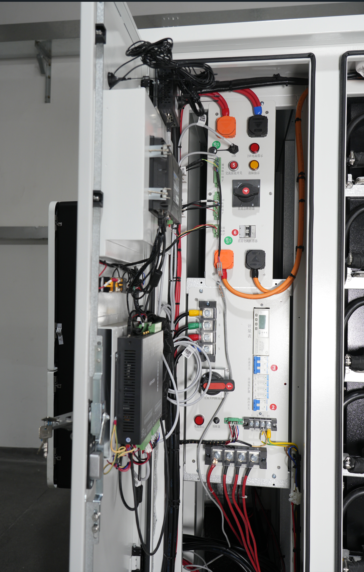 C&I Sako ESS: inverter 125kW-H1P3 & LiFePO4 261kW*h
