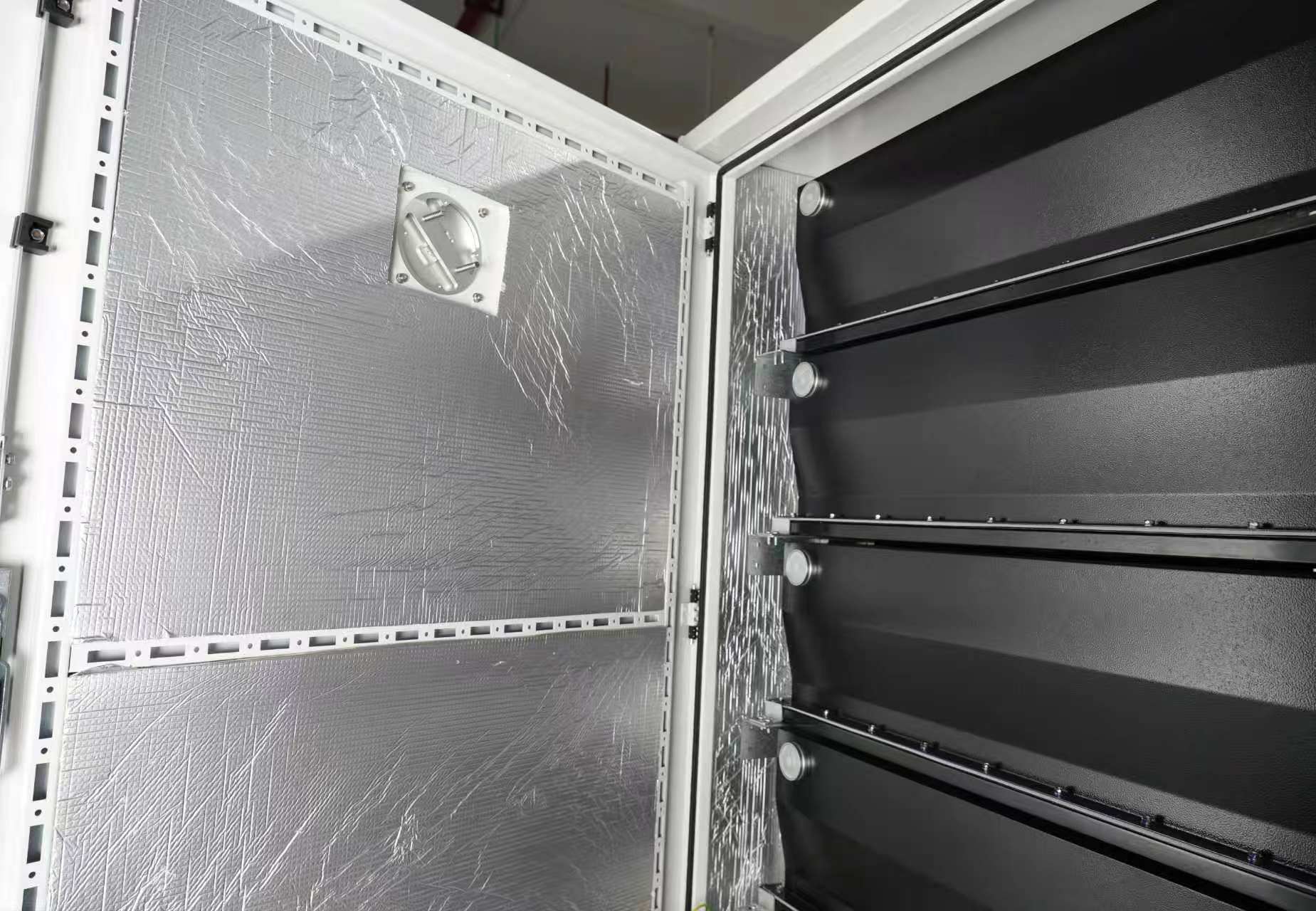C&I Sako ESS: inverter 125kW-H1P3 & LiFePO4 261kW*h